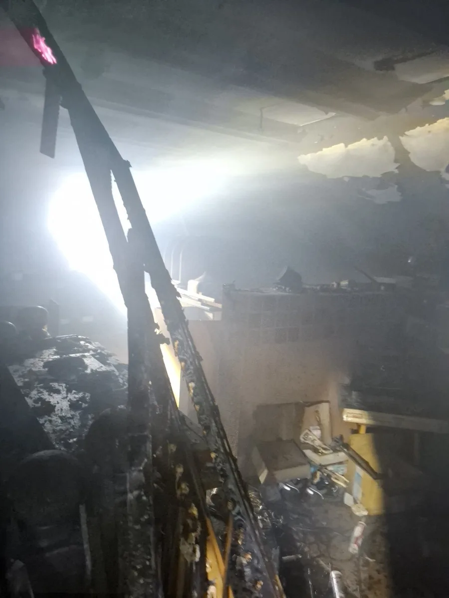 V Moravském Berouně shořelo druhé patro rodinného domu. Majitel se nadýchal zplodin