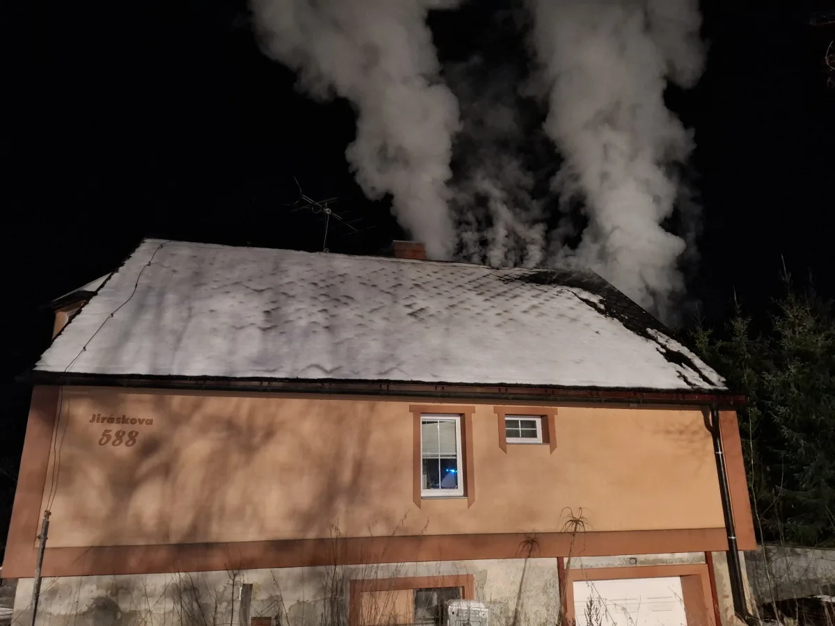 V Moravském Berouně shořelo druhé patro rodinného domu. Majitel se nadýchal zplodin