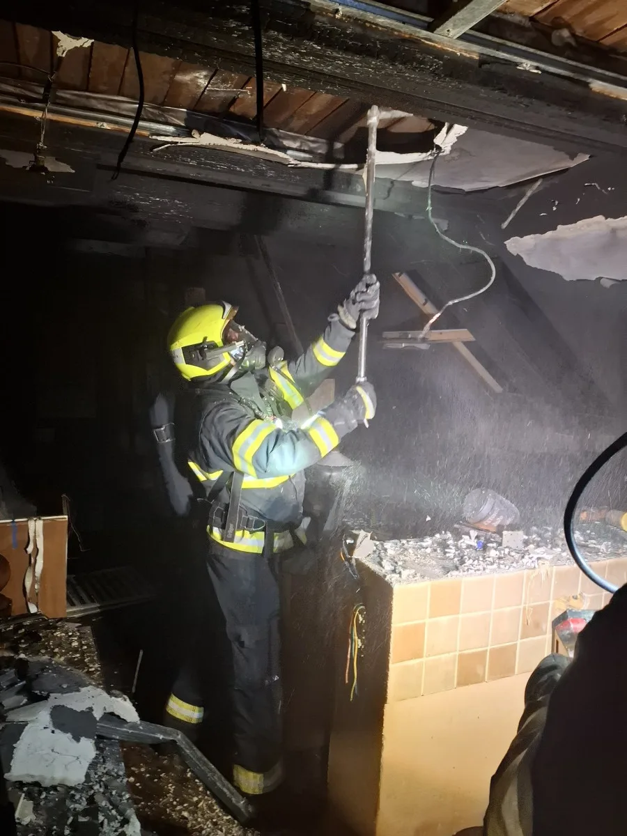 V Moravském Berouně shořelo druhé patro rodinného domu. Majitel se nadýchal zplodin