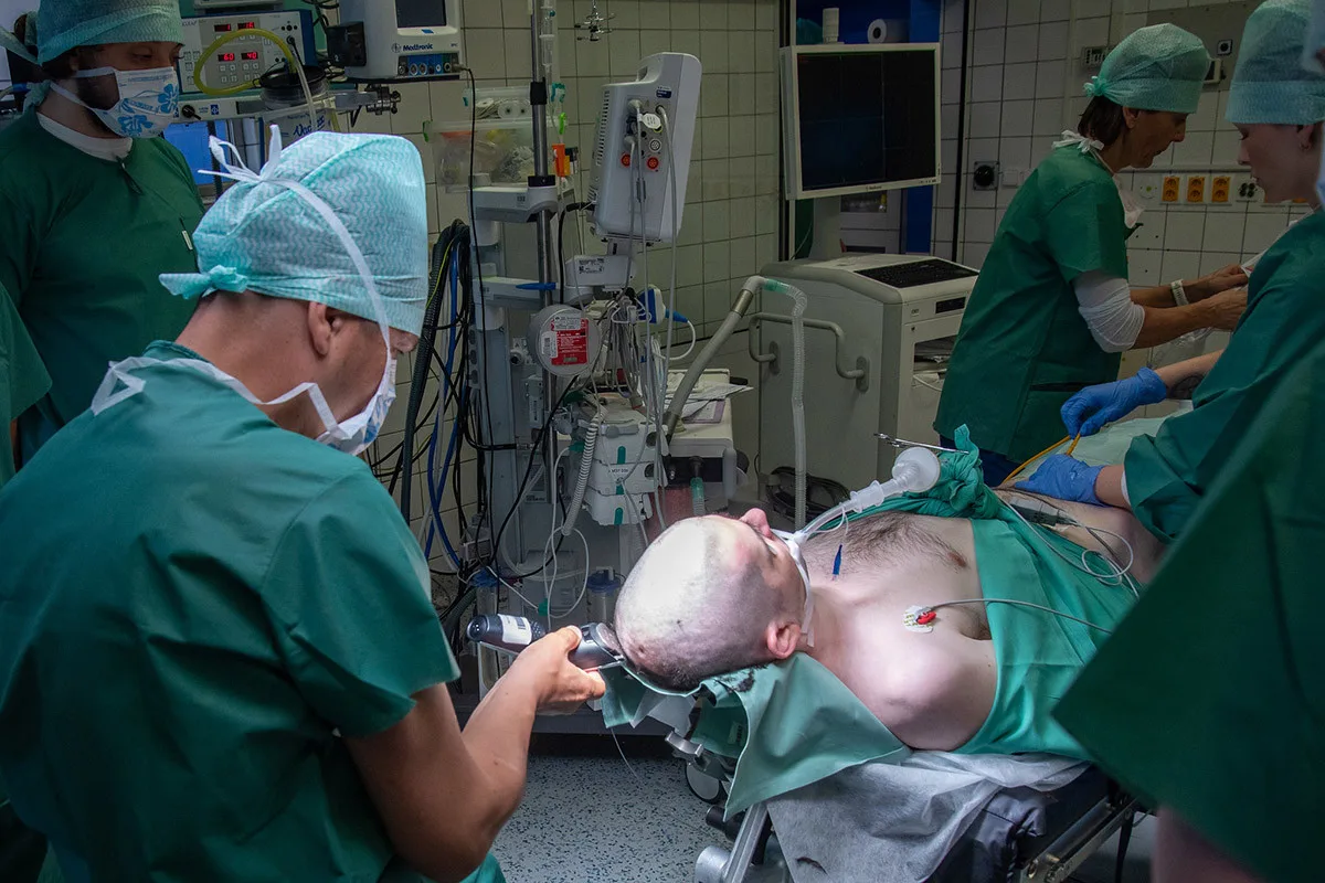 Neurochirurgická operace psychiatrického pacienta ve FN Olomouc