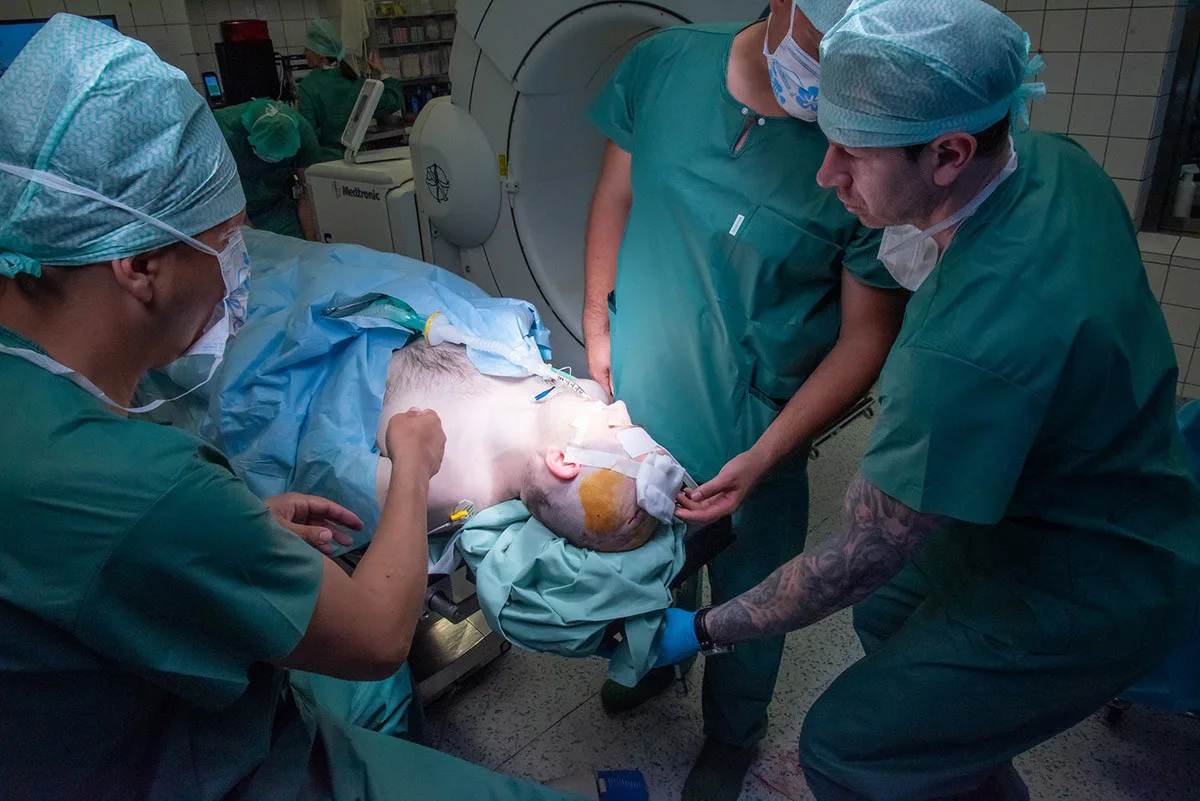 Neurochirurgická operace psychiatrického pacienta ve FN Olomouc