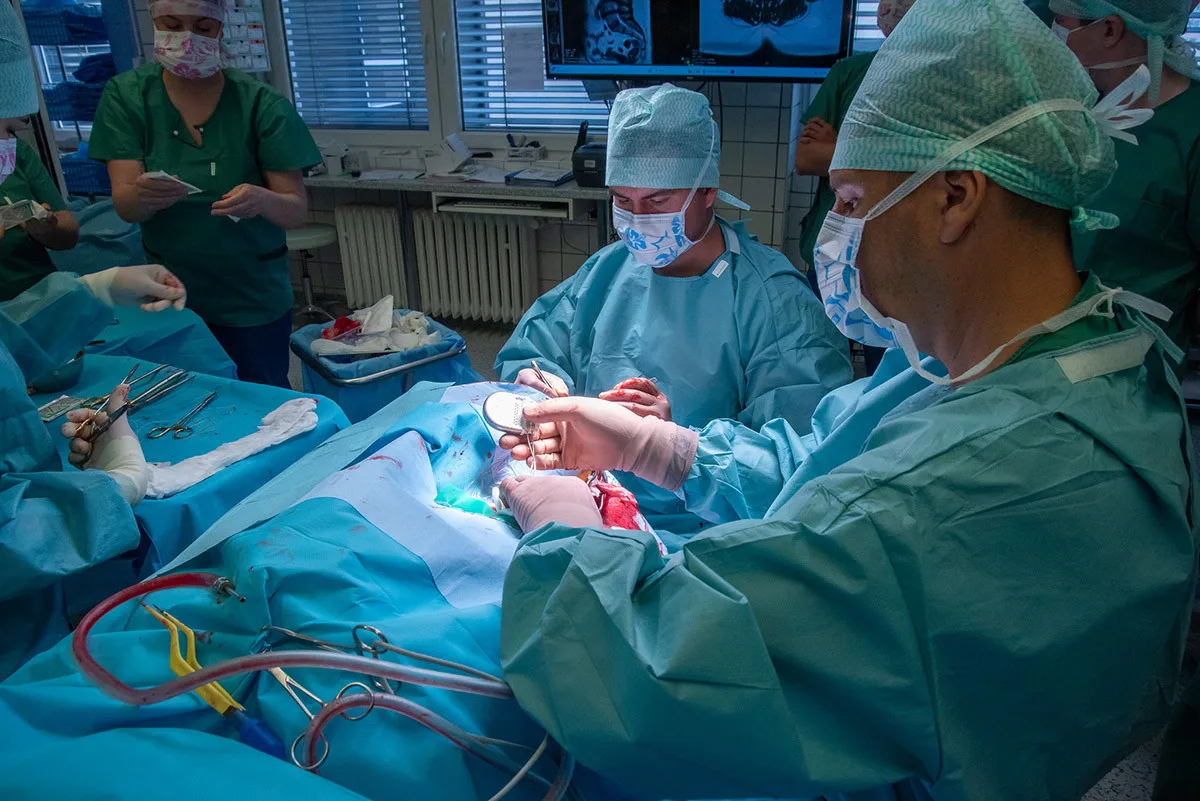 Neurochirurgická operace psychiatrického pacienta ve FN Olomouc