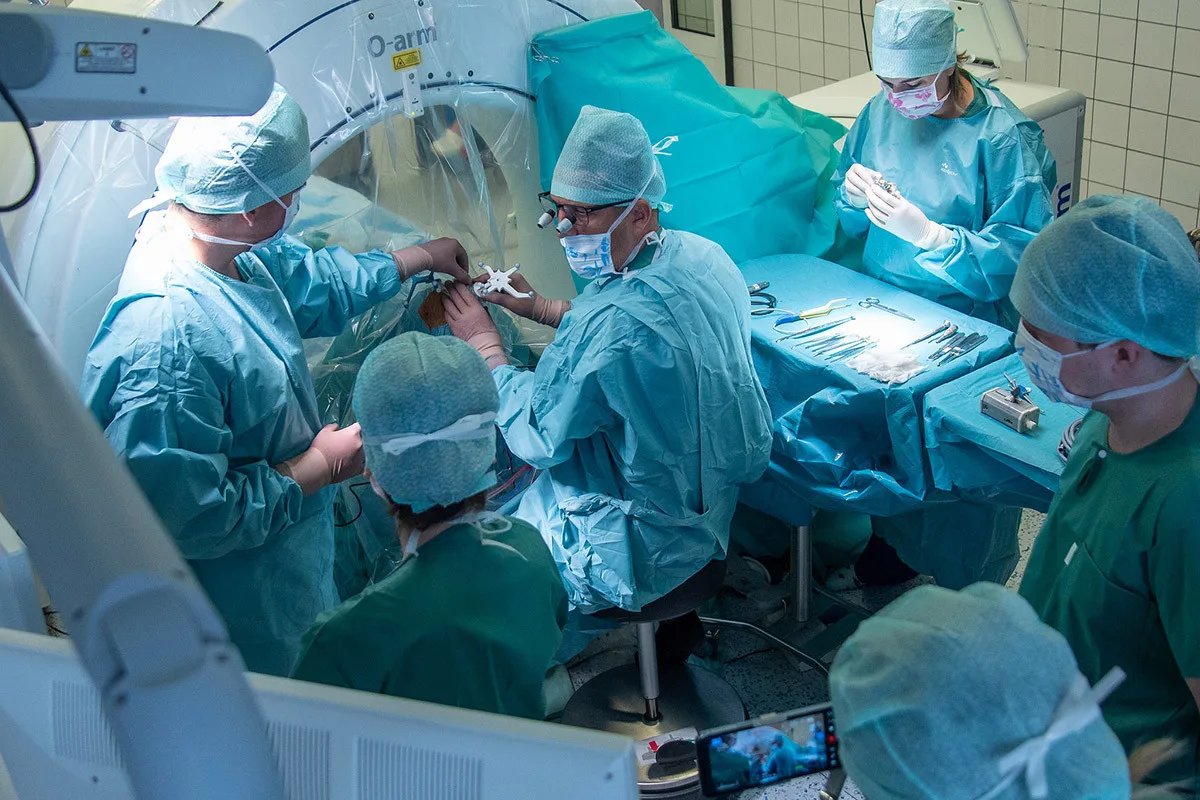 Neurochirurgická operace psychiatrického pacienta ve FN Olomouc