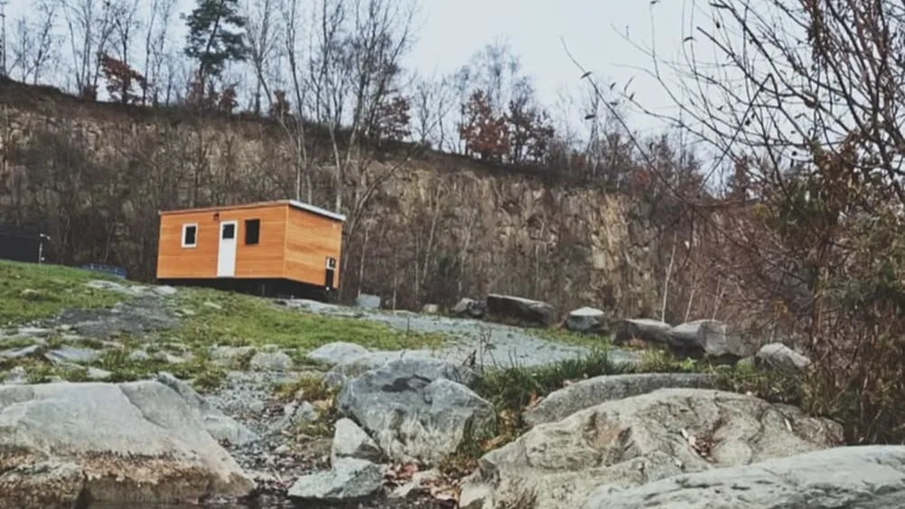 Sauna ve Výklekách. Oblíbený lom nabízí zážitek i v zimě, lidé si mohou vysekat svou díru v ledu