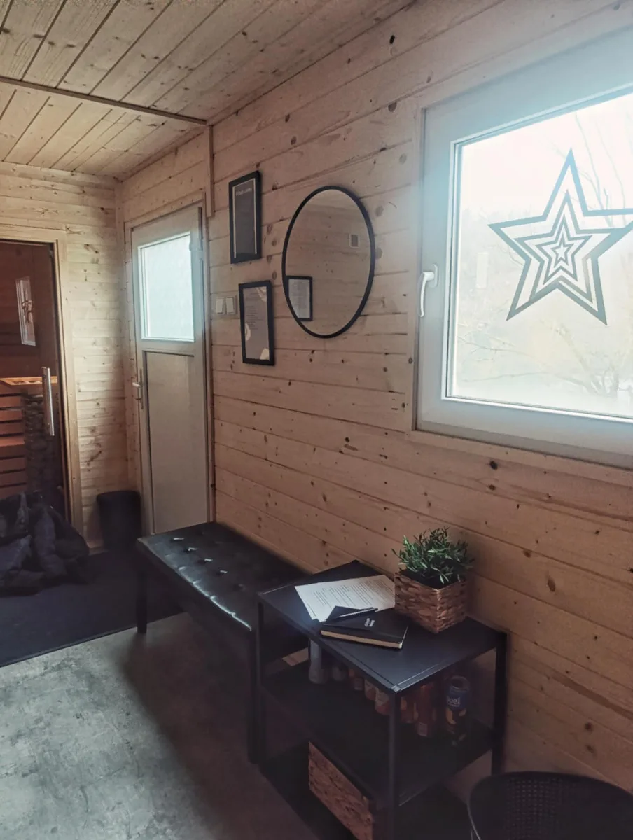 Sauna ve Výklekách. Oblíbený lom nabízí zážitek i v zimě, lidé si mohou vysekat svou díru v ledu
