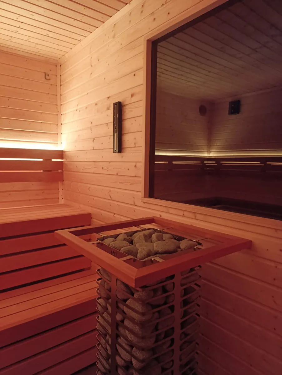 Sauna ve Výklekách. Oblíbený lom nabízí zážitek i v zimě, lidé si mohou vysekat svou díru v ledu