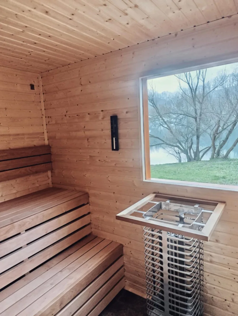 Sauna ve Výklekách. Oblíbený lom nabízí zážitek i v zimě, lidé si mohou vysekat svou díru v ledu