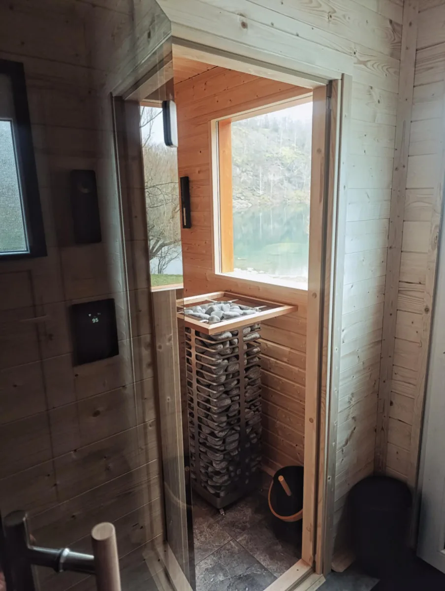 Sauna ve Výklekách. Oblíbený lom nabízí zážitek i v zimě, lidé si mohou vysekat svou díru v ledu