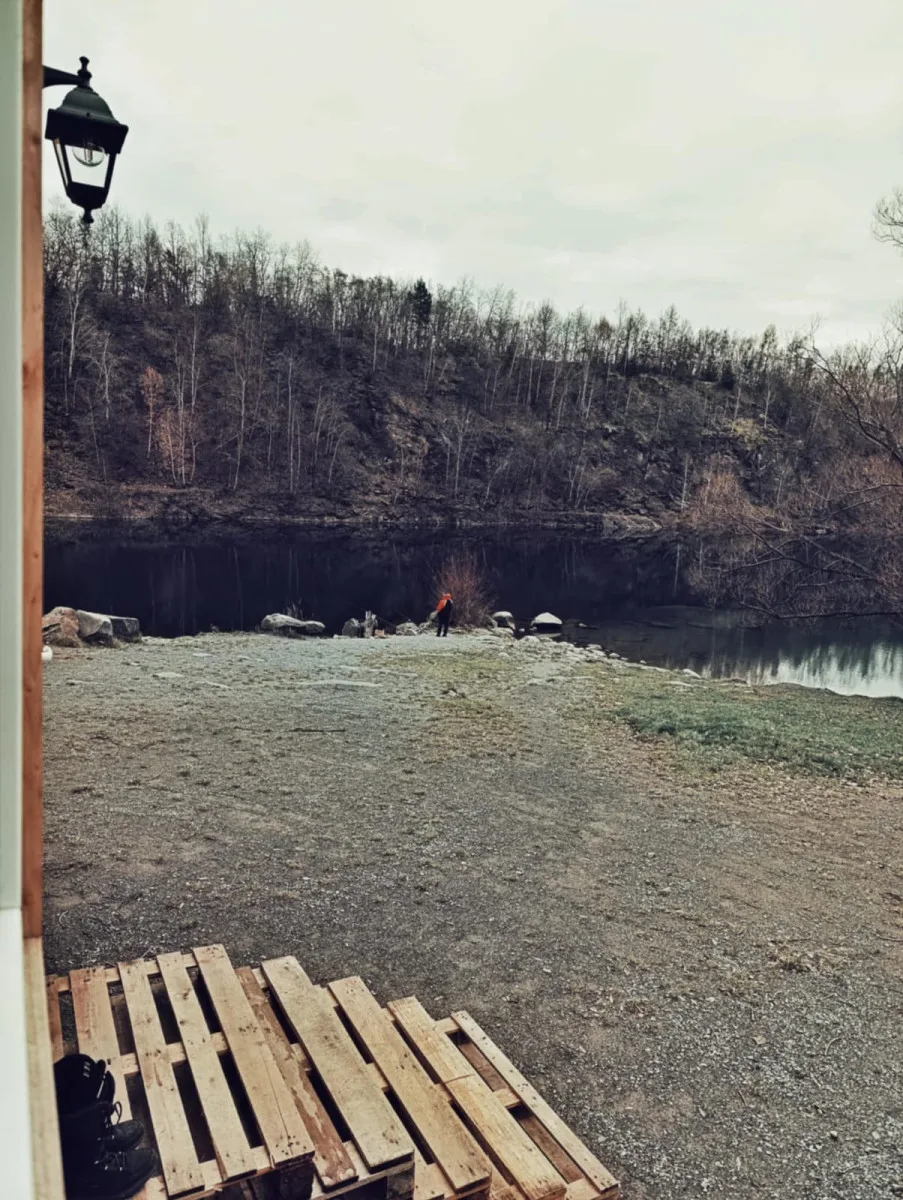 Sauna ve Výklekách. Oblíbený lom nabízí zážitek i v zimě, lidé si mohou vysekat svou díru v ledu