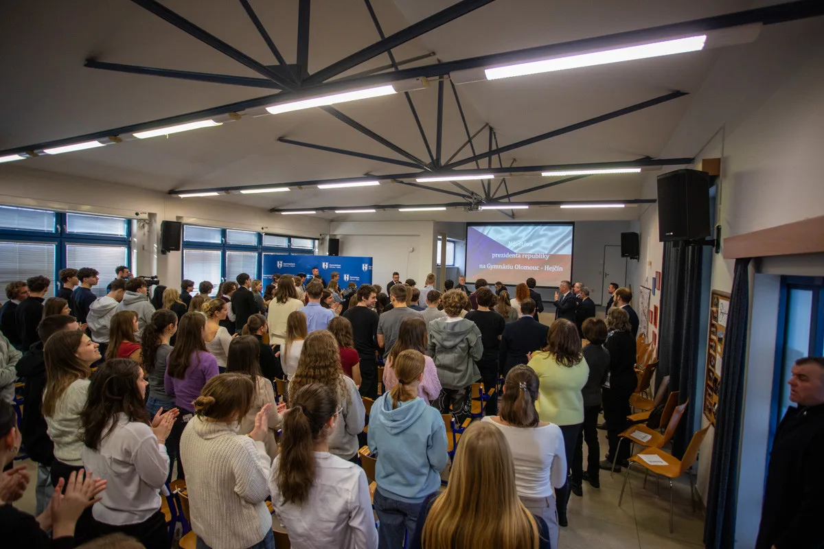 Prezident Petr Pavel ohromil studenty gymnázia v Olomouci. Loučili se ovací ve stoje