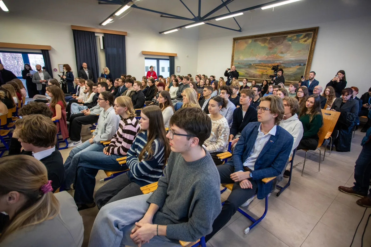 FOTO, VIDEO: Prezident ohromil studenty gymnázia v Olomouci. Loučili se ovací ve stoje