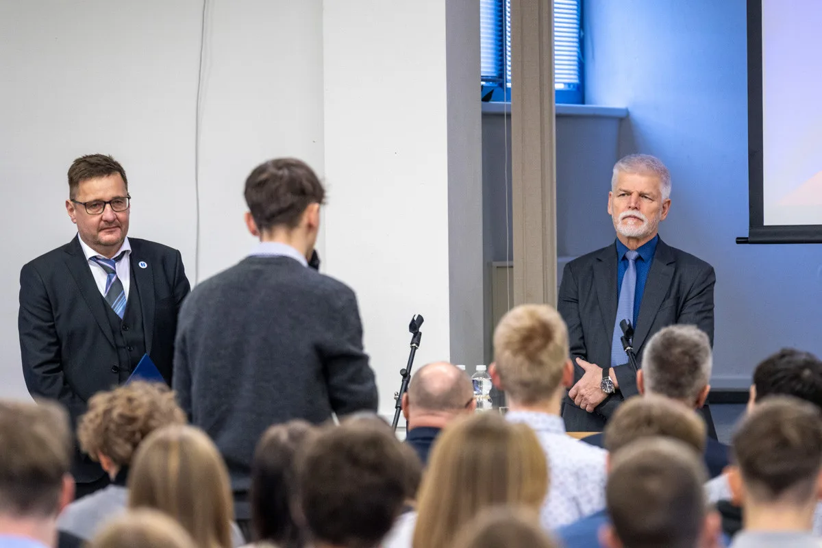 FOTO, VIDEO: Prezident ohromil studenty gymnázia v Olomouci. Loučili se ovací ve stoje