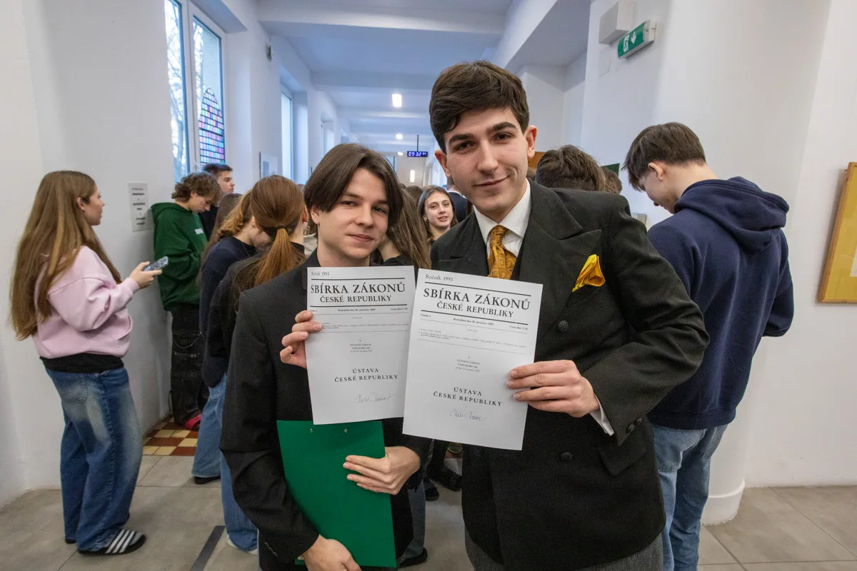 FOTO, VIDEO: Prezident ohromil studenty gymnázia v Olomouci. Loučili se ovací ve stoje