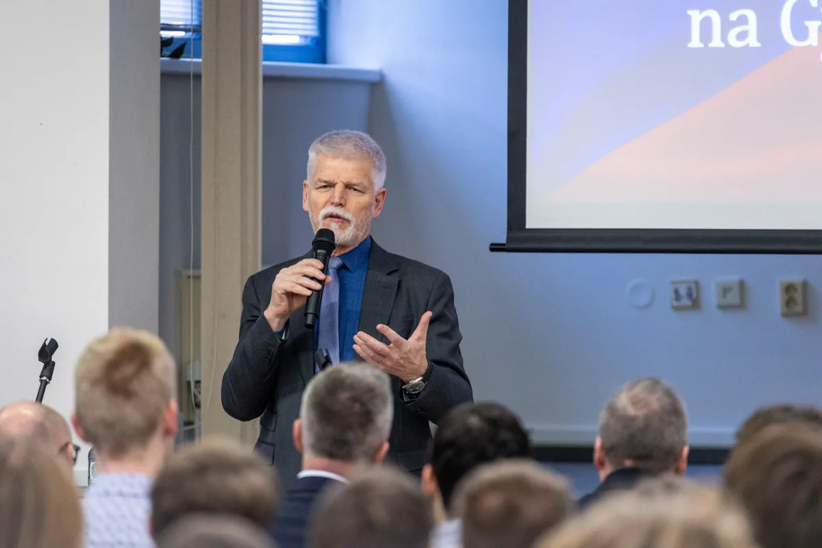 FOTO, VIDEO: Prezident ohromil studenty gymnázia v Olomouci. Loučili se ovací ve stoje