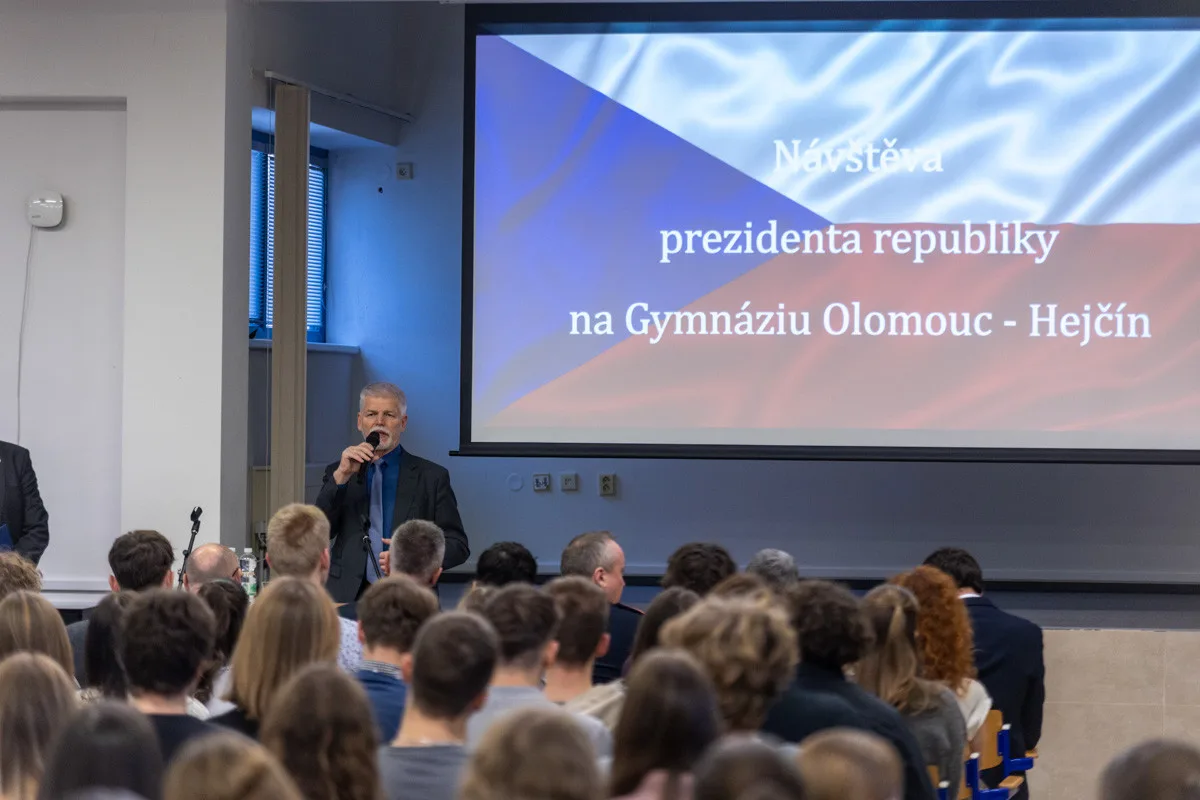 FOTO, VIDEO: Prezident ohromil studenty gymnázia v Olomouci. Loučili se ovací ve stoje