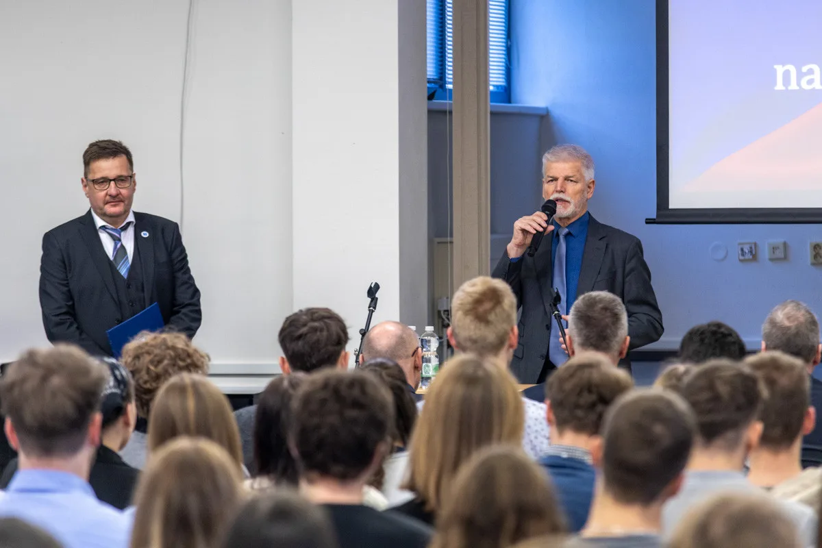 FOTO, VIDEO: Prezident ohromil studenty gymnázia v Olomouci. Loučili se ovací ve stoje
