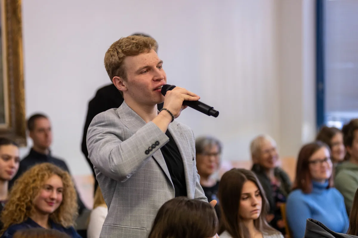 FOTO, VIDEO: Prezident ohromil studenty gymnázia v Olomouci. Loučili se ovací ve stoje