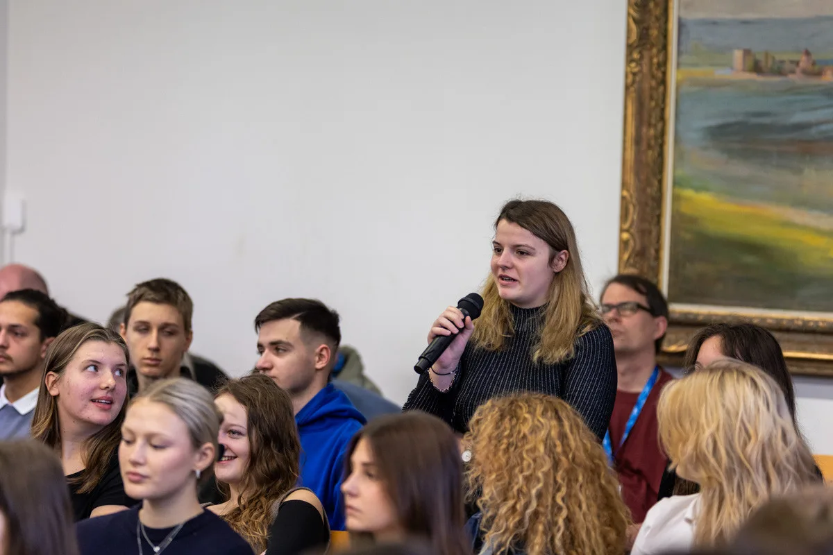 FOTO, VIDEO: Prezident ohromil studenty gymnázia v Olomouci. Loučili se ovací ve stoje