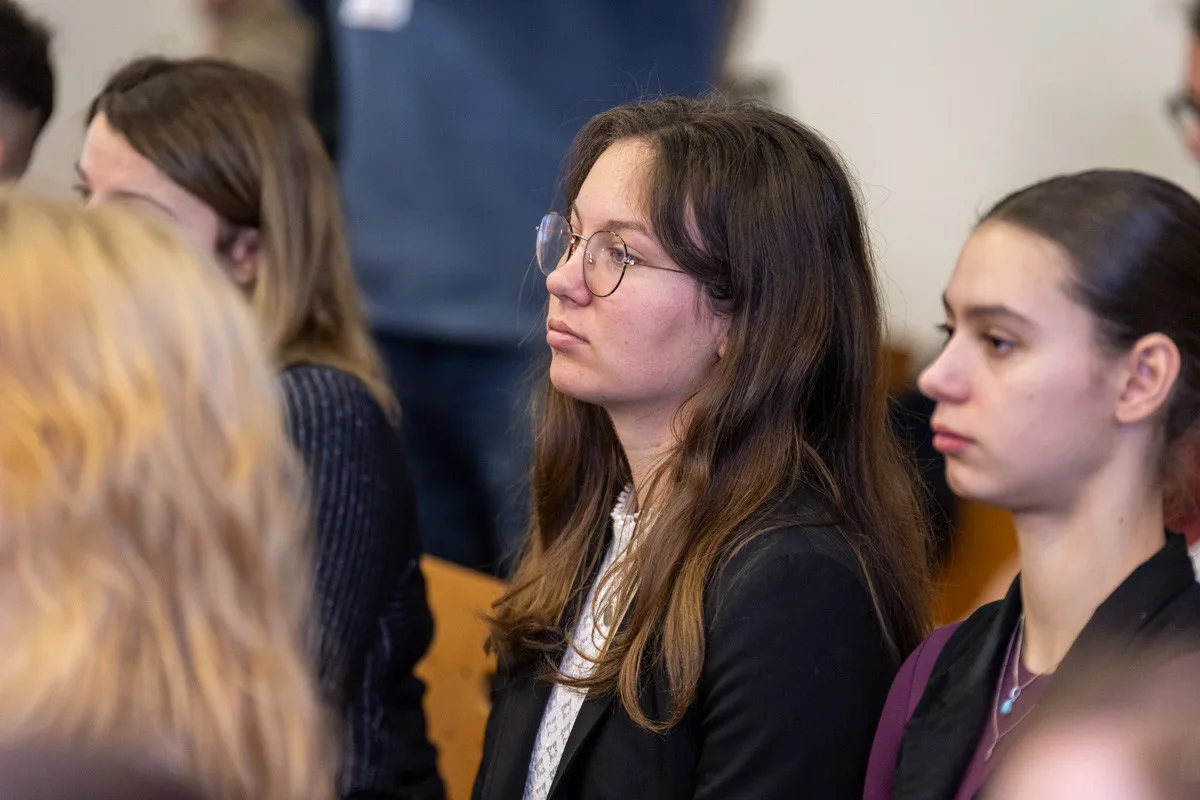 FOTO, VIDEO: Prezident ohromil studenty gymnázia v Olomouci. Loučili se ovací ve stoje