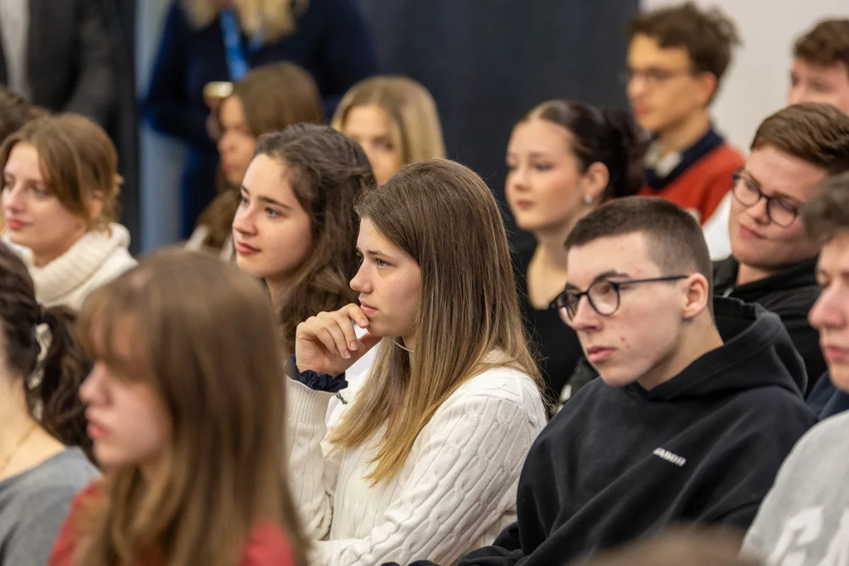 FOTO, VIDEO: Prezident ohromil studenty gymnázia v Olomouci. Loučili se ovací ve stoje