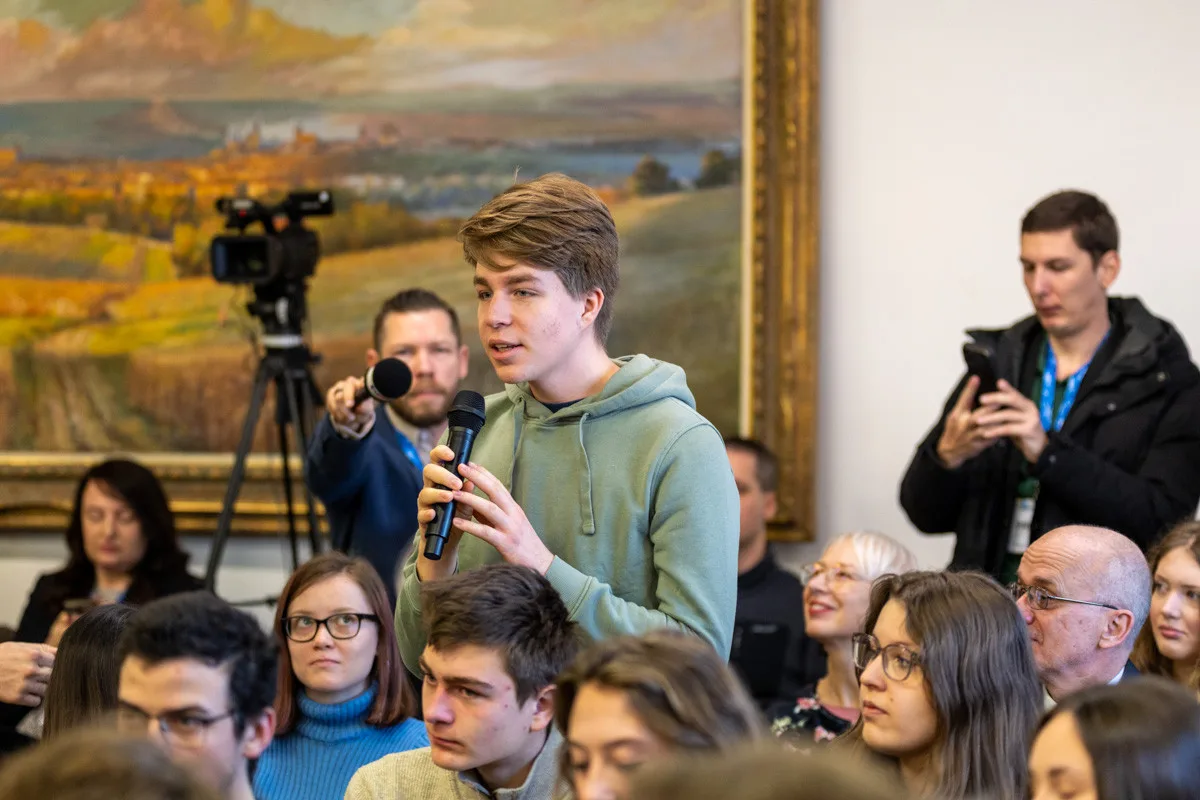 FOTO, VIDEO: Prezident ohromil studenty gymnázia v Olomouci. Loučili se ovací ve stoje