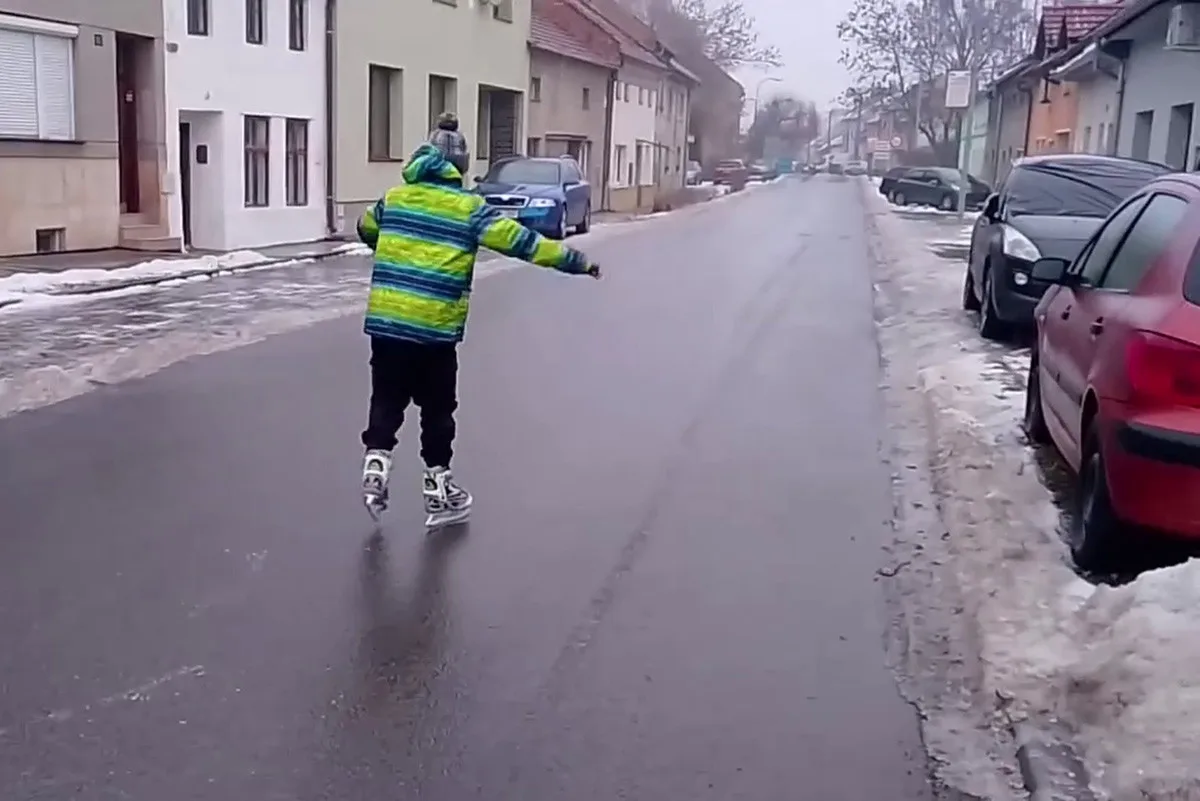 Na bruslích pro rohlíky. Ledovka na Prostějovsku udělala ze silnice kluziště