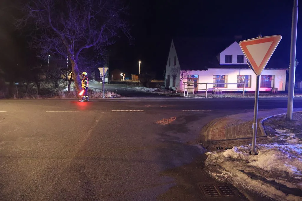 Seniorka na elektrokole nedala v České Vsi přednost a srazilo ji auto. Zraněním podlehla