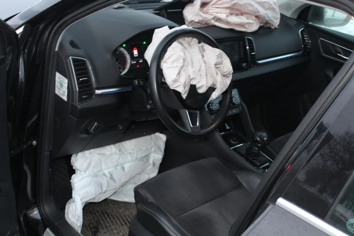 Na Přerovsku auto dostalo na náledí smyk a narazilo do stromu. Škoda je přes čtvrt milionu