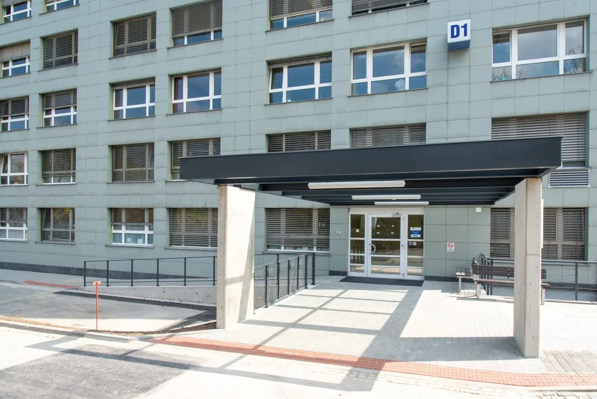 Vstup na I. interní kliniku kardiologickou ve FN Olomouc - ilustrační foto