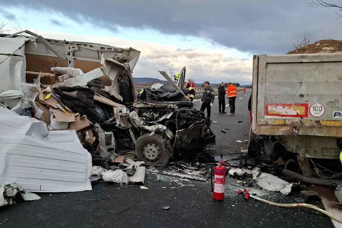Tragická nehoda na D35 u Litovle. Na dálnici zemřel řidič dodávky