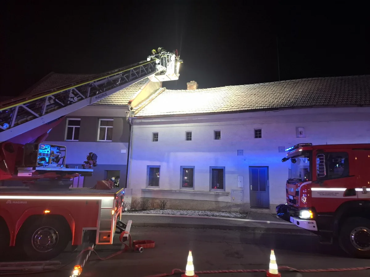 V Charvátech hořely dva domy, oheň nezasáhl obytné prostory. Škoda půjde do milionu