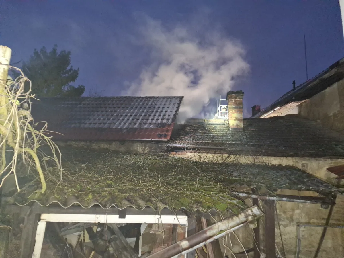 V Charvátech hořely dva domy, oheň nezasáhl obytné prostory. Škoda půjde do milionu