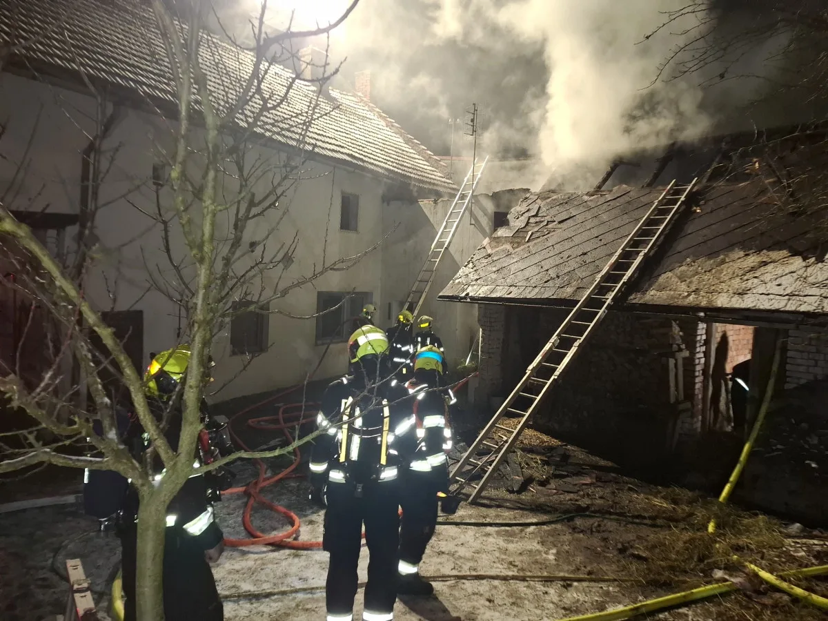 V Charvátech hořely dva domy, oheň nezasáhl obytné prostory. Škoda půjde do milionu