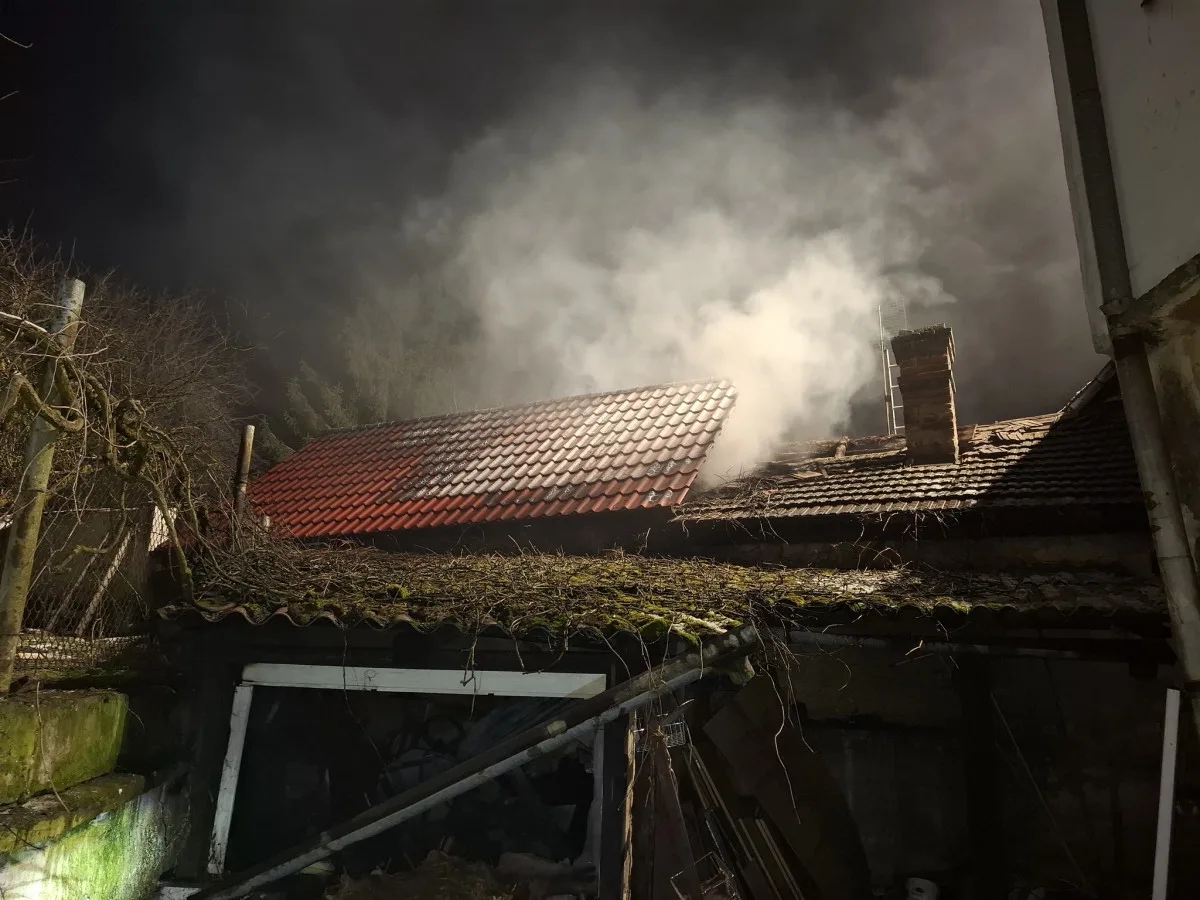 V Charvátech hořely dva domy, oheň nezasáhl obytné prostory. Škoda půjde do milionu