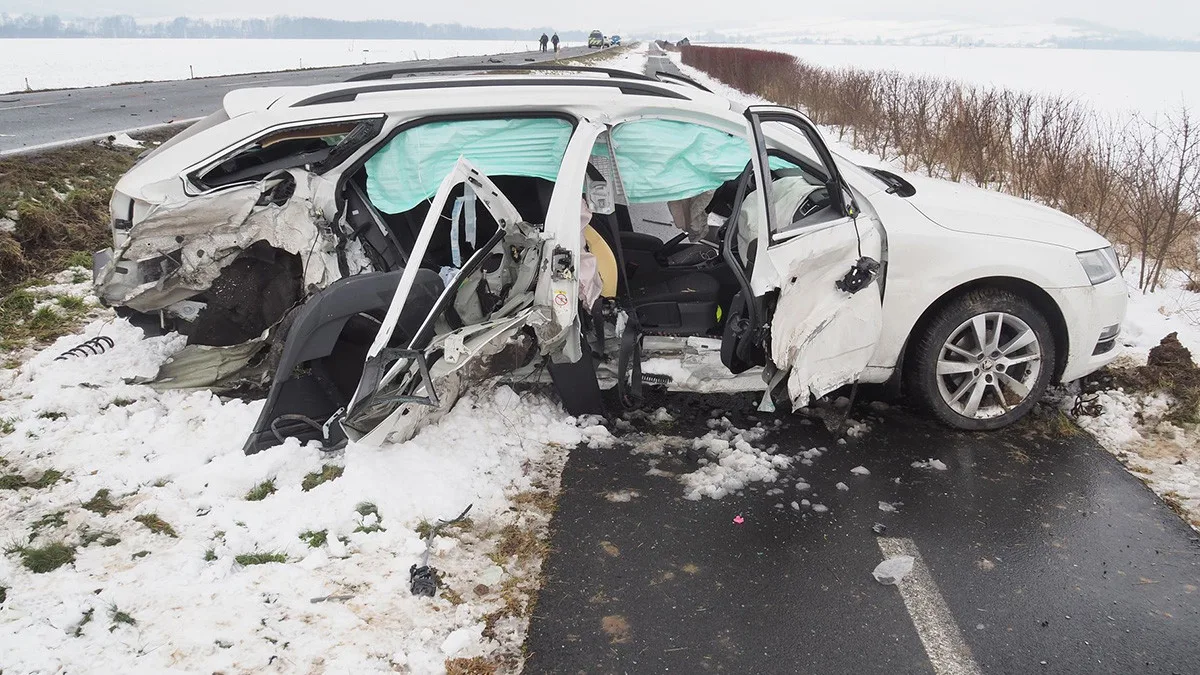 Bodl taxikářku, pak smetl náhodné auto. Sebevrah na Šumpersku málem zabil tři lidi