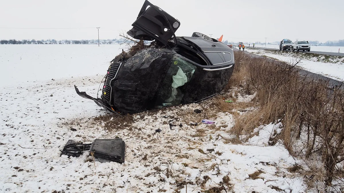 Bodl taxikářku, pak smetl náhodné auto. Sebevrah na Šumpersku málem zabil tři lidi