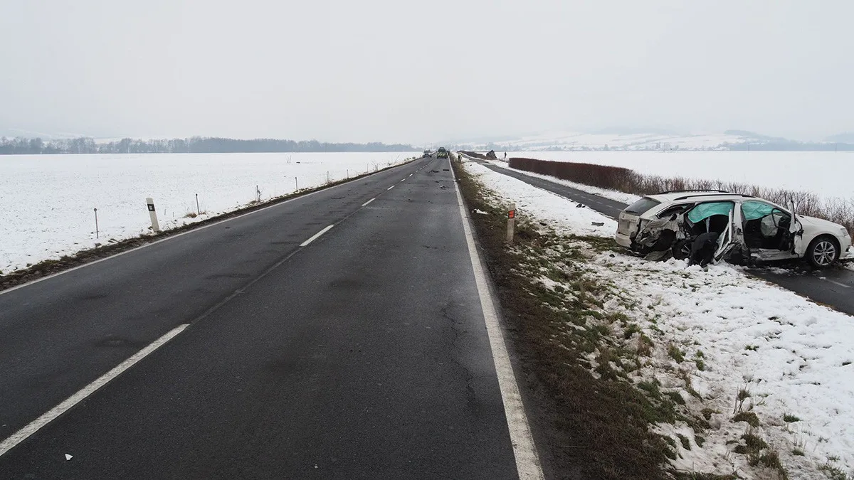 Bodl taxikářku, pak smetl náhodné auto. Sebevrah na Šumpersku málem zabil tři lidi