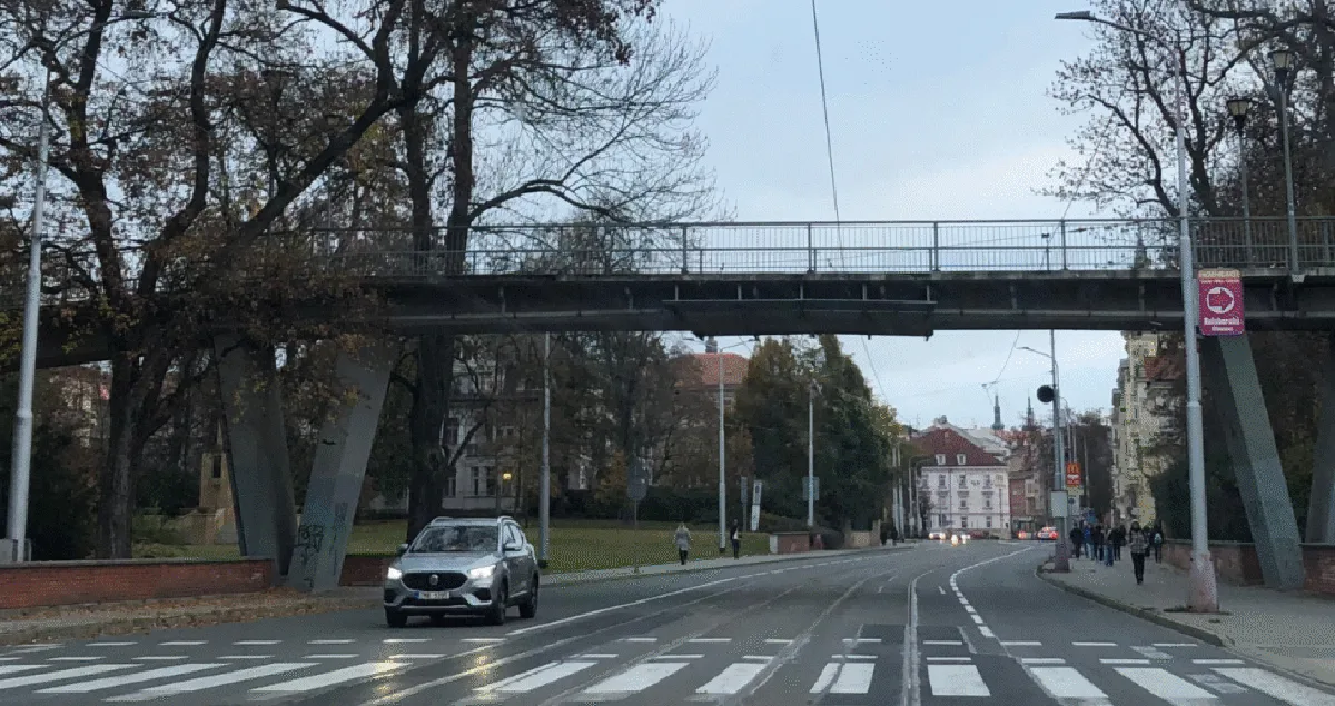 Z lávky u centra města Olomouce zmizely reklamní panely