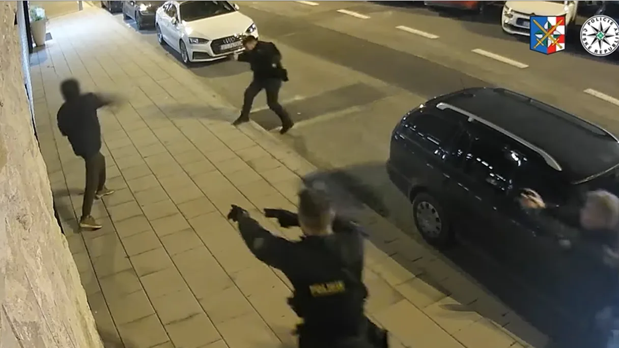 VIDEO: Šel na policisty v Olomouci s nožem, jde o pokus o vraždu. Záznam zásahu získal cenu