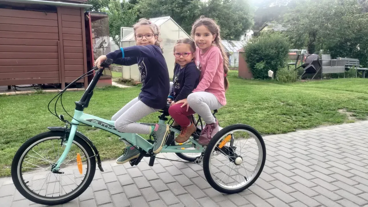 Rodina z České Vsi potřebuje pomoc. Dvě dcery trpí bolestmi, jedna má vývojové onemocnění