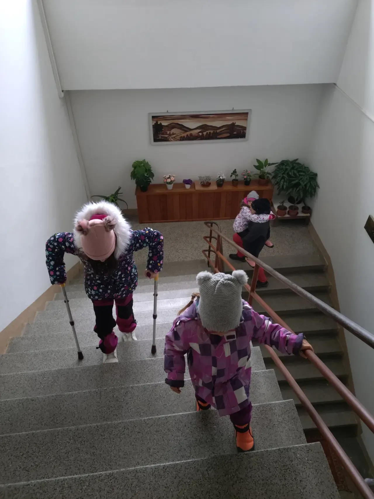 Rodina z České Vsi potřebuje pomoc. Dvě dcery trpí bolestmi, jedna má vývojové onemocnění