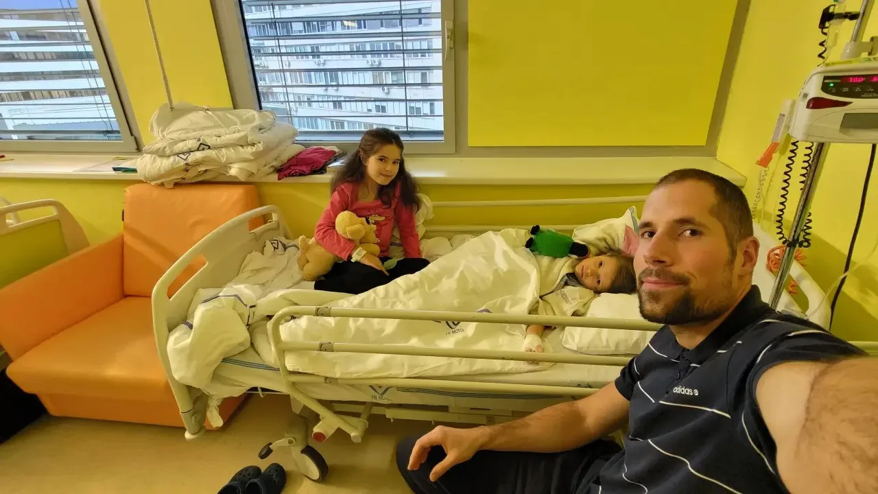 Rodina z České Vsi potřebuje pomoc. Dvě dcery trpí bolestmi, jedna má vývojové onemocnění