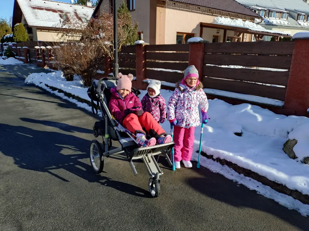 Rodina z České Vsi potřebuje pomoc. Dvě dcery trpí bolestmi, jedna má vývojové onemocnění