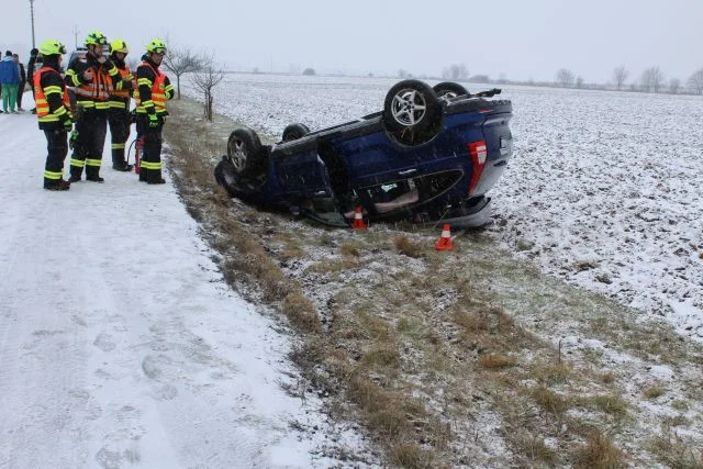 Osmnáctiletý řidič převrátil na Přerovsku auto se čtyřmi lidmi na střechu. Na sněhu jel rychle