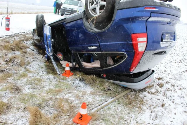 Osmnáctiletý řidič převrátil na Přerovsku auto se čtyřmi lidmi na střechu. Na sněhu jel rychle