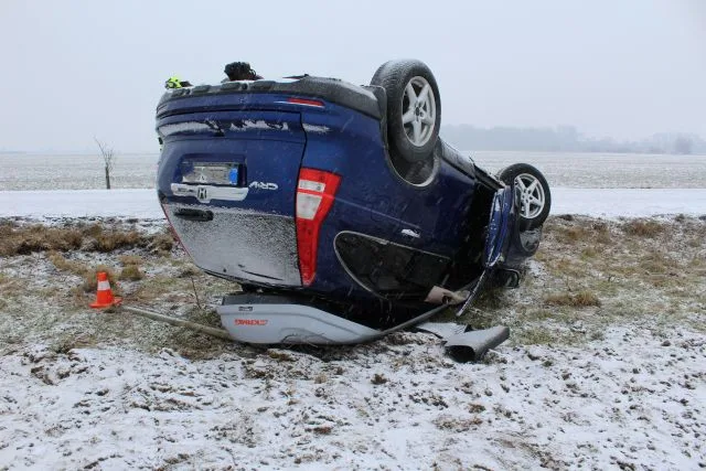 Osmnáctiletý řidič převrátil na Přerovsku auto se čtyřmi lidmi na střechu. Na sněhu jel rychle