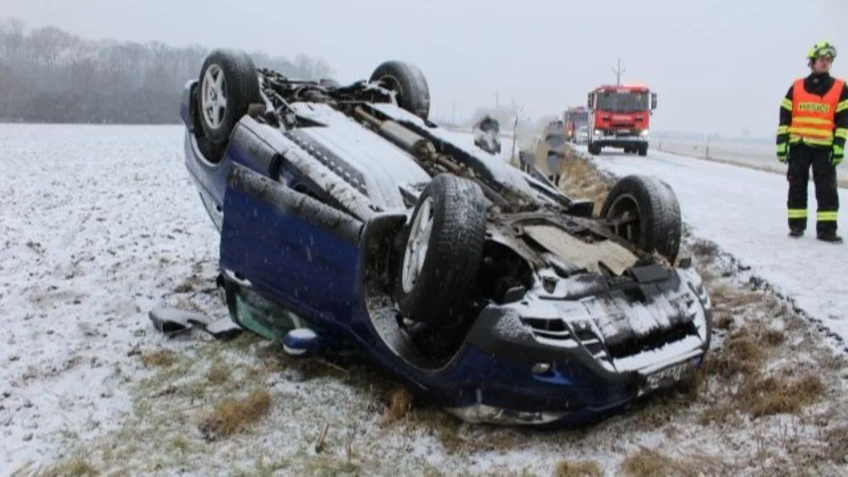 Osmnáctiletý řidič převrátil na Přerovsku auto se čtyřmi lidmi na střechu. Na sněhu jel rychle