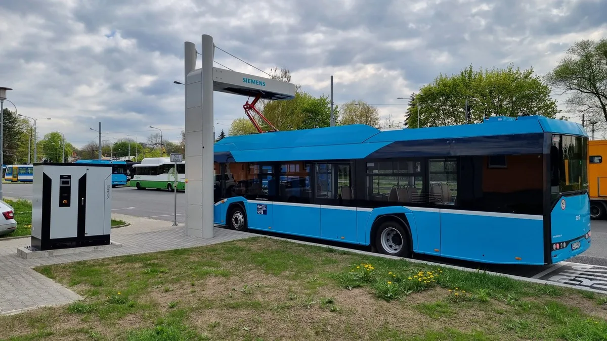 Elektrobus v Ostravě na dobíjecí stanici - ilustrační foto
