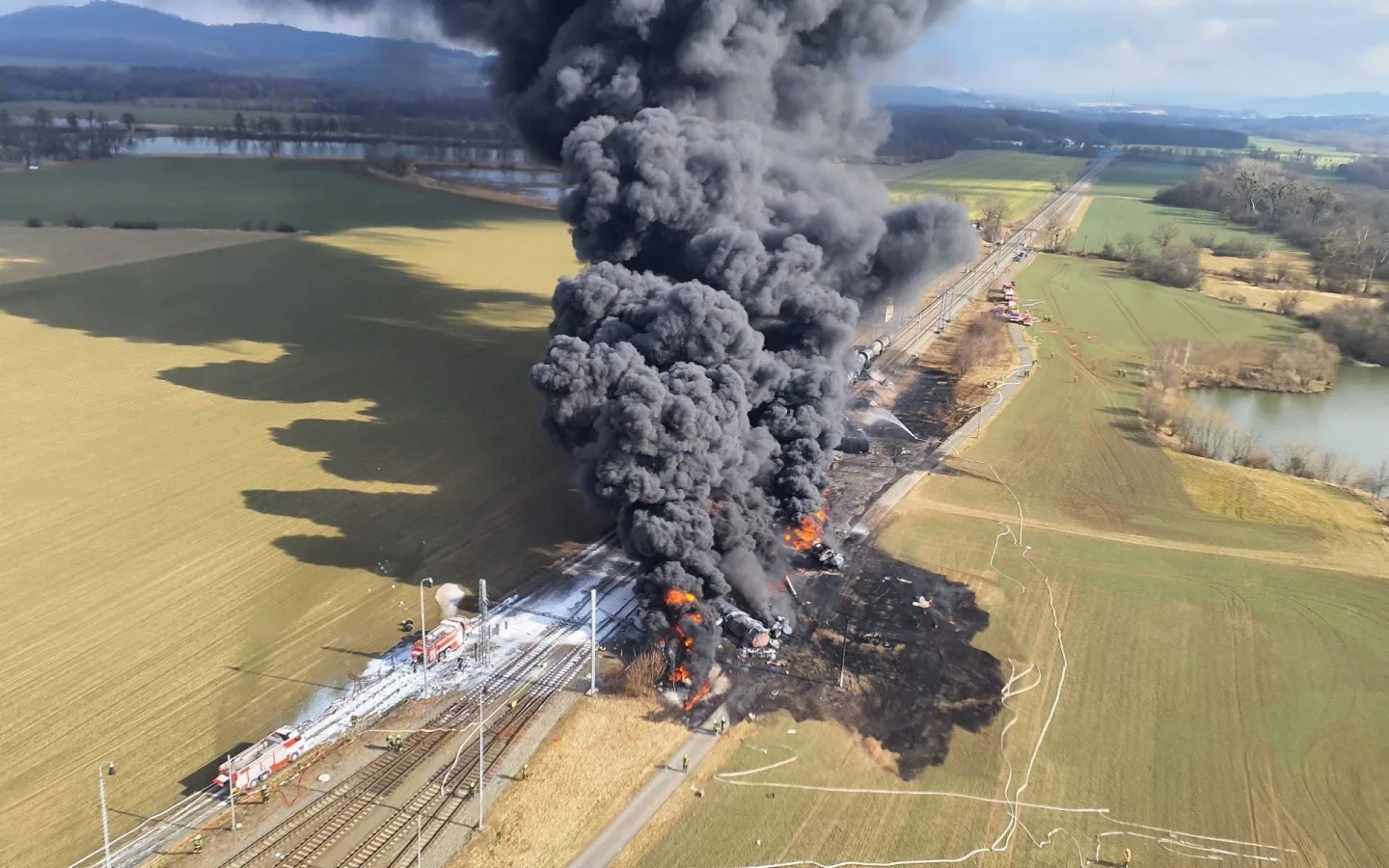 FOTO, VIDEO: Peklo v Hustopečích. Před rokem havaroval vlak s benzenem, jak to vypadalo?