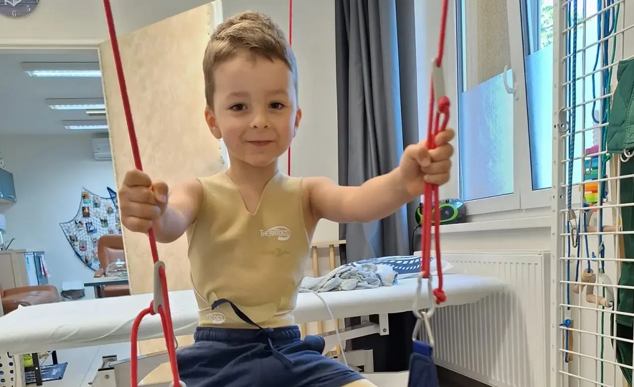 Cestování a hodiny rehabilitací. Malý Tobiáš z Prostějova má vzácný genetický syndrom